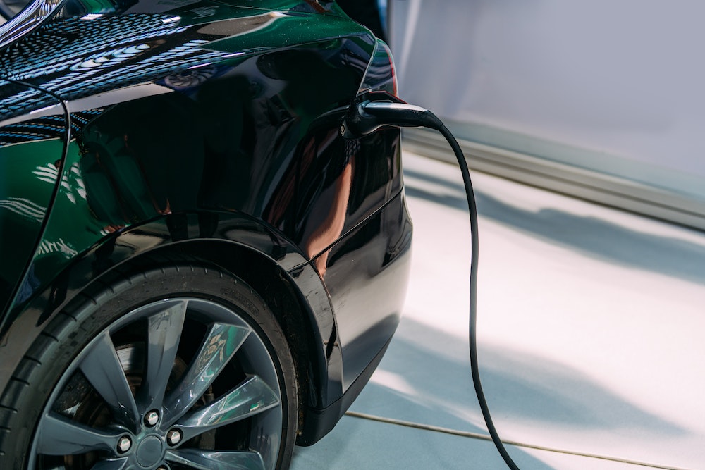 Comment les constructeurs automobiles s'adaptent-ils au marché des véhicules électriques ?